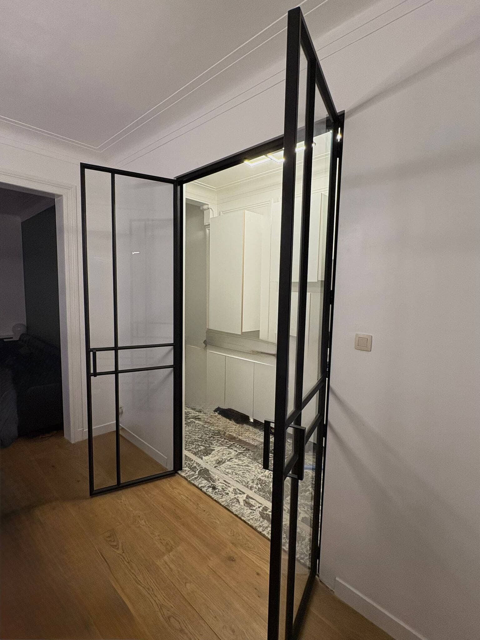 Dubbele stalen deur met glas in een dressing